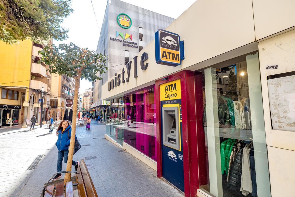 Aunque la zona donde hay más máquinas de este tipo es el Rincón de Loix, los cajeros ATM también proliferan por otros barrios, como éste en pleno centro, junto al mercado municipal.