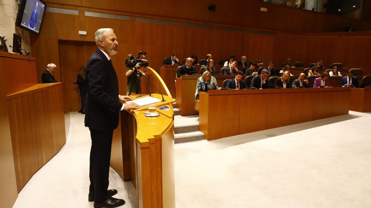 El presidente de Aragón, Jorge Azcón, se dirige al Parlamento en el debate sobre el estado de la comunidad.