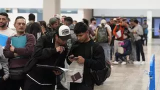 "He dormido en el suelo": solo la mitad de los migrantes que han acudido a regularizarse en L'Hospitalet podrán ser atendidos este lunes