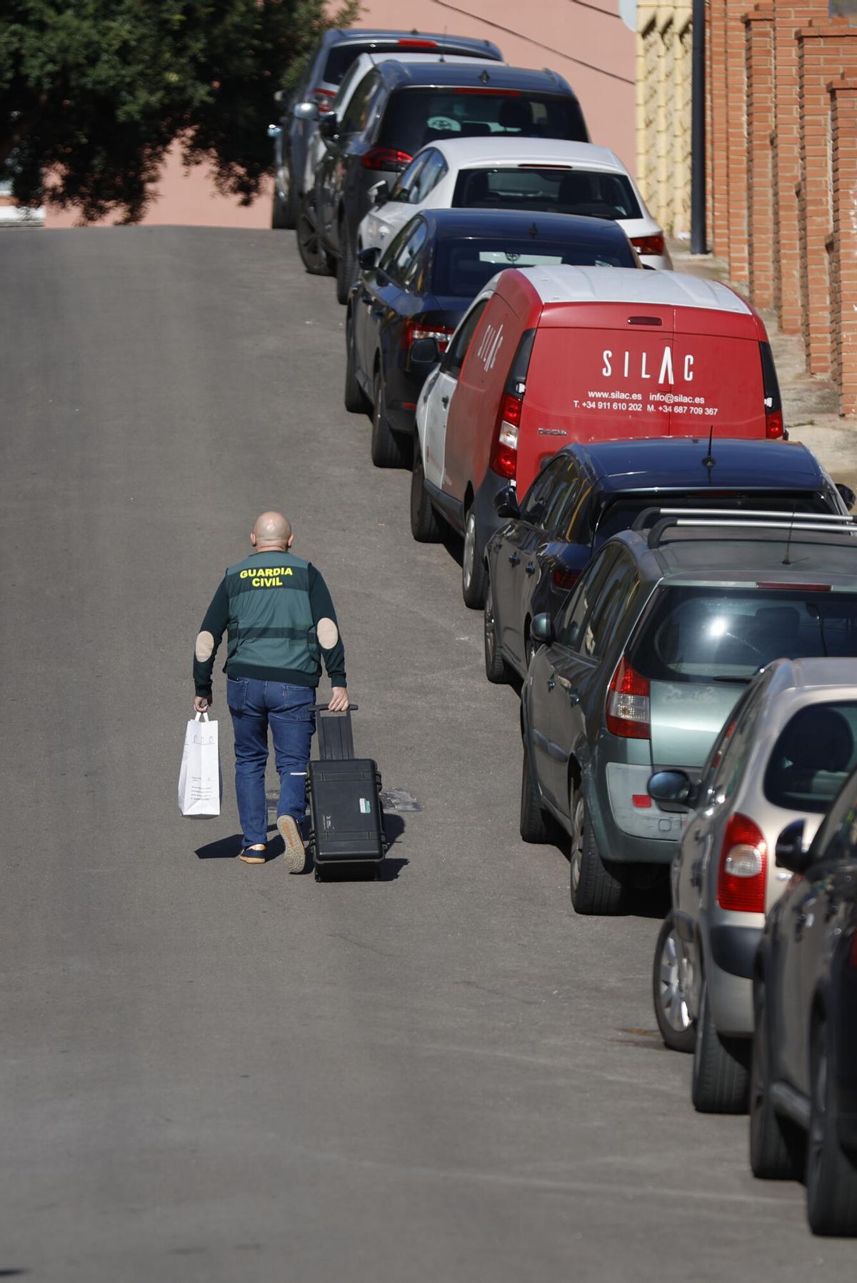 Un guardia civil sale del domicilio donde fue encontrado el cadáver