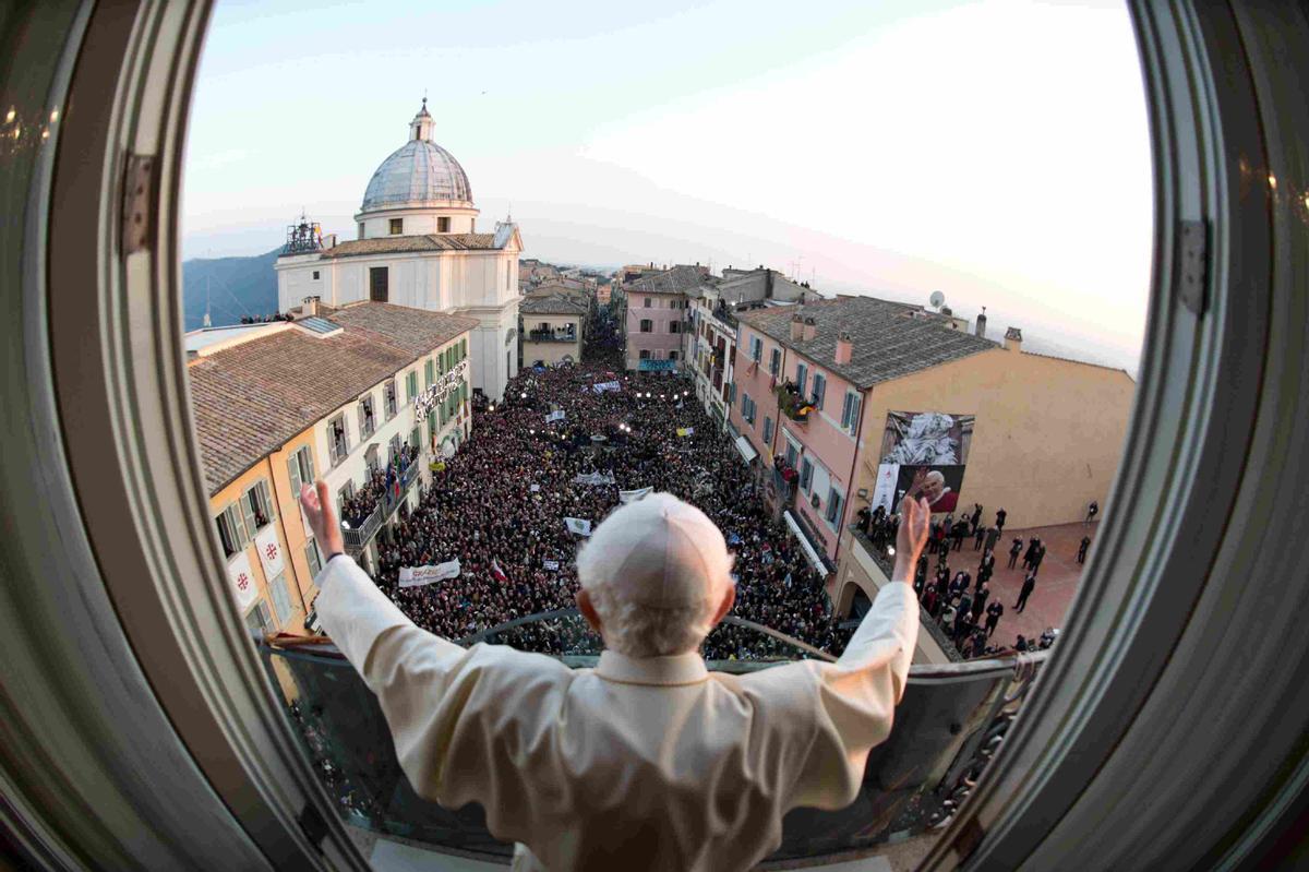 El papa Benedicto XVI saluda en su última aparición en el balcón de su residencia de verano en Castelgandolfo, el 28 de febrero del 2013.