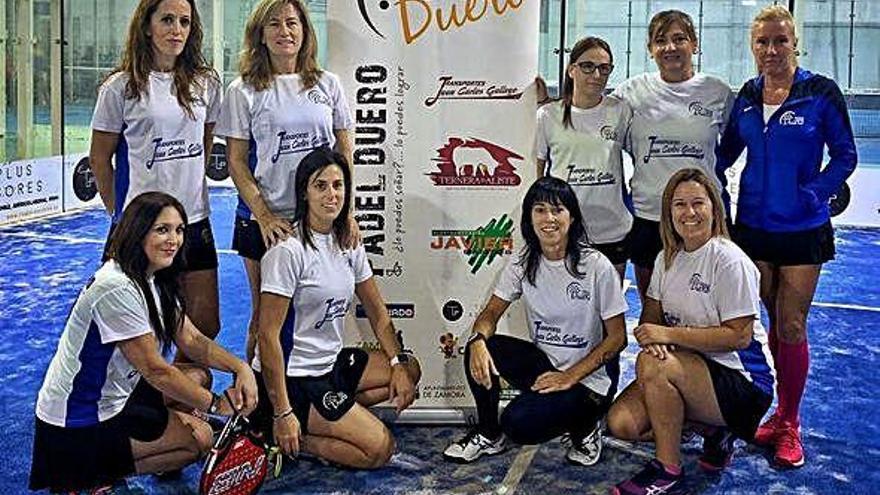 Las jugadoras del Ternera de Aliste posan tras la competición.