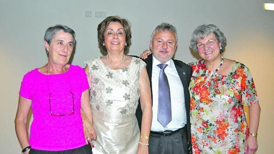 María Jesús Gastón, Mercedes Carid, Ángel de la Fuente y Pilar Nuñez, durante la celebración, en Salas.