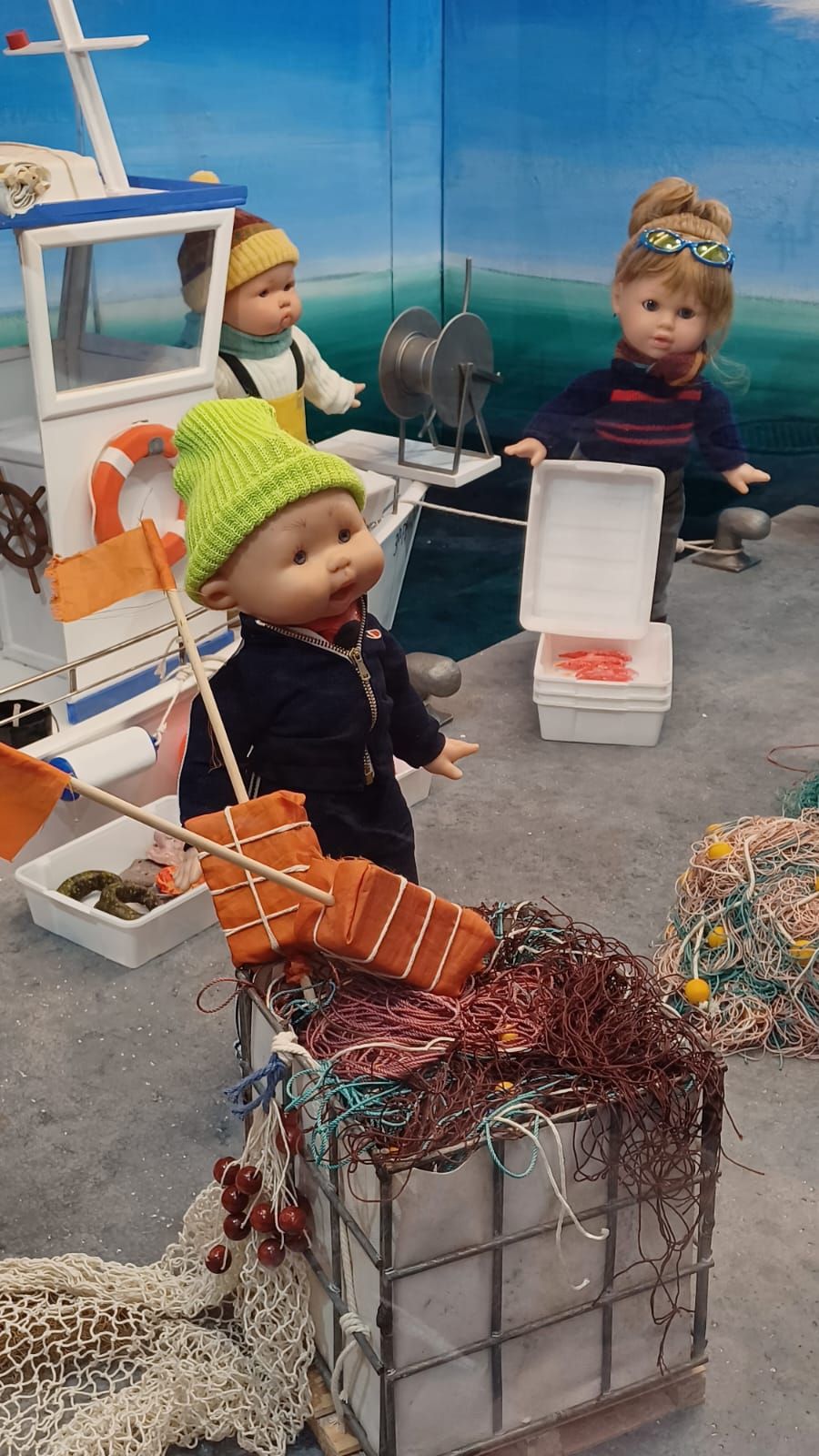 La juguetería La Industrial homenajea a los pescadores en su escaparate navideño