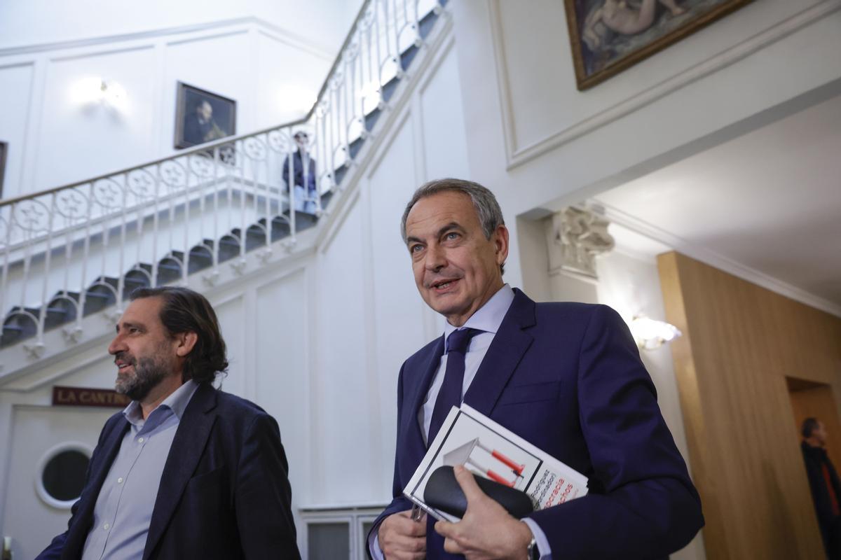 El expresidente del Gobierno, José Luis Rodríguez Zapatero, a su llegada este martes al Ateneo de Madrid para participar en la presentación del libro “La democracia y sus derechos” del que ha sido coordinador.