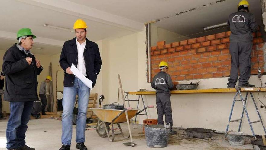 El alcalde visitó ayer las obras de conversión del multiusos en la Casa da Música. // Bernabé / Javier Lalín