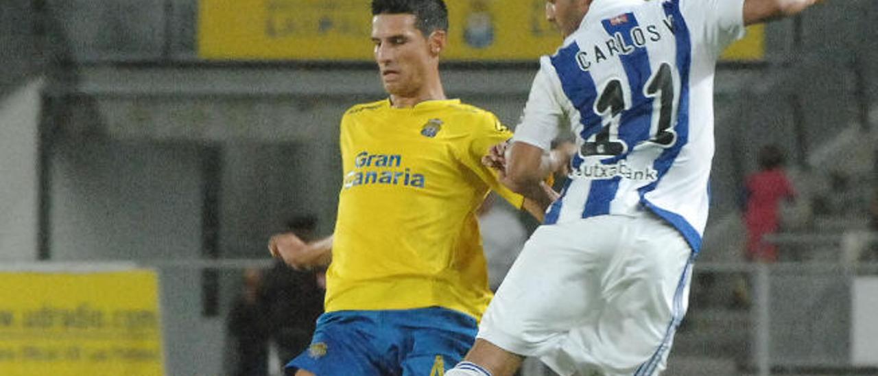 Aythami despeja de cabeza un córner botado por la Real Sociedad.