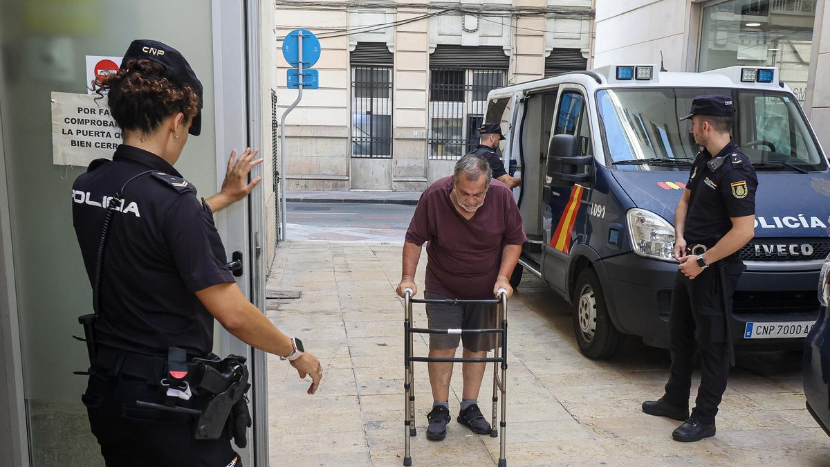 El acusado entrando en la Audiencia de Alicante para asistir al juicio.