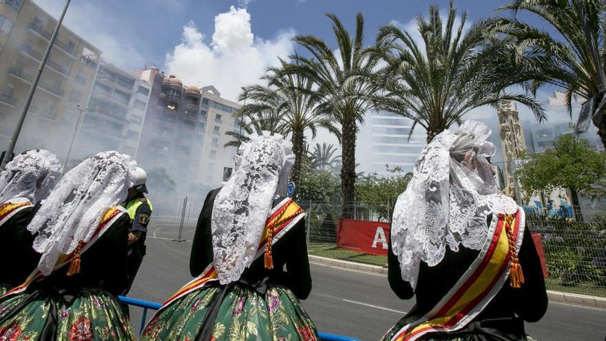 Las representantes de las Hogueras en la mascletà