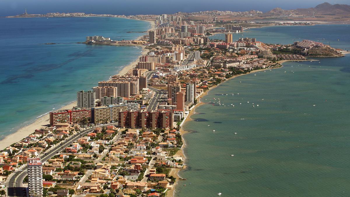 El ladrillo sigue cebándose en la costa de Alicante y Murcia