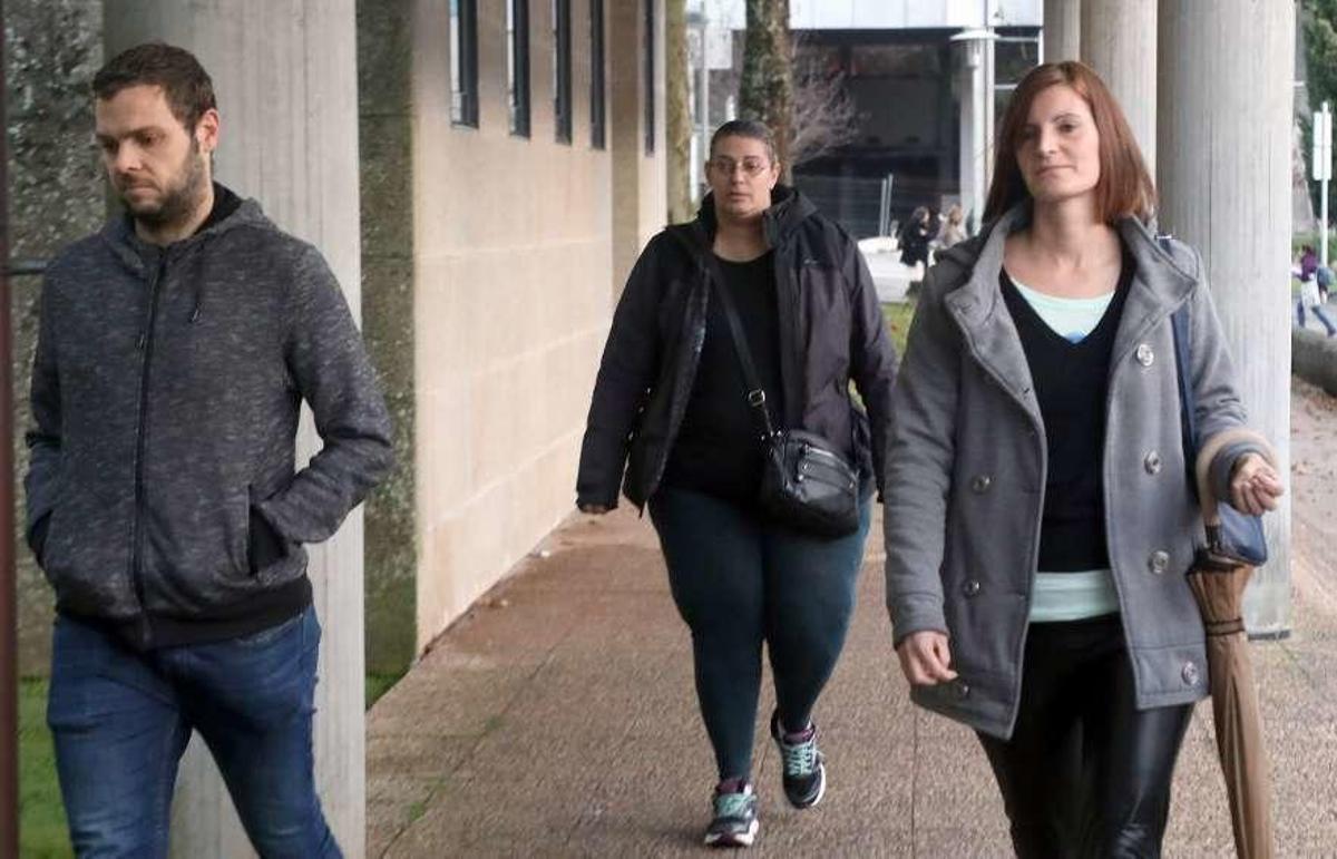 Rosario Rodríguez, exmujer de "El Chicle", llega con su hermana y su cuñado a los juzgados. // X. Álvarez