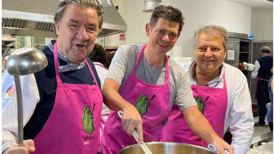 TaPalma cocina 300 raciones de garbanzos para el comedor Zaqueo