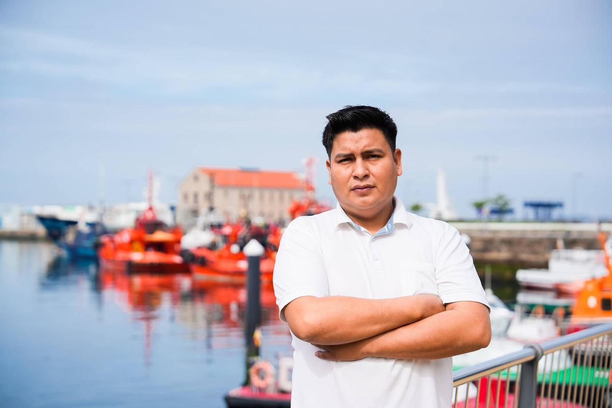 Frank Andoni Córdova, hijo de Gloria Salinas, en el puerto de Vigo.
