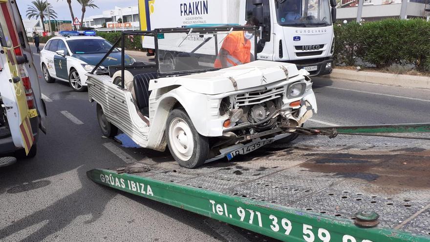 La grúa retira uno de los vehículos accidentados de la vía.