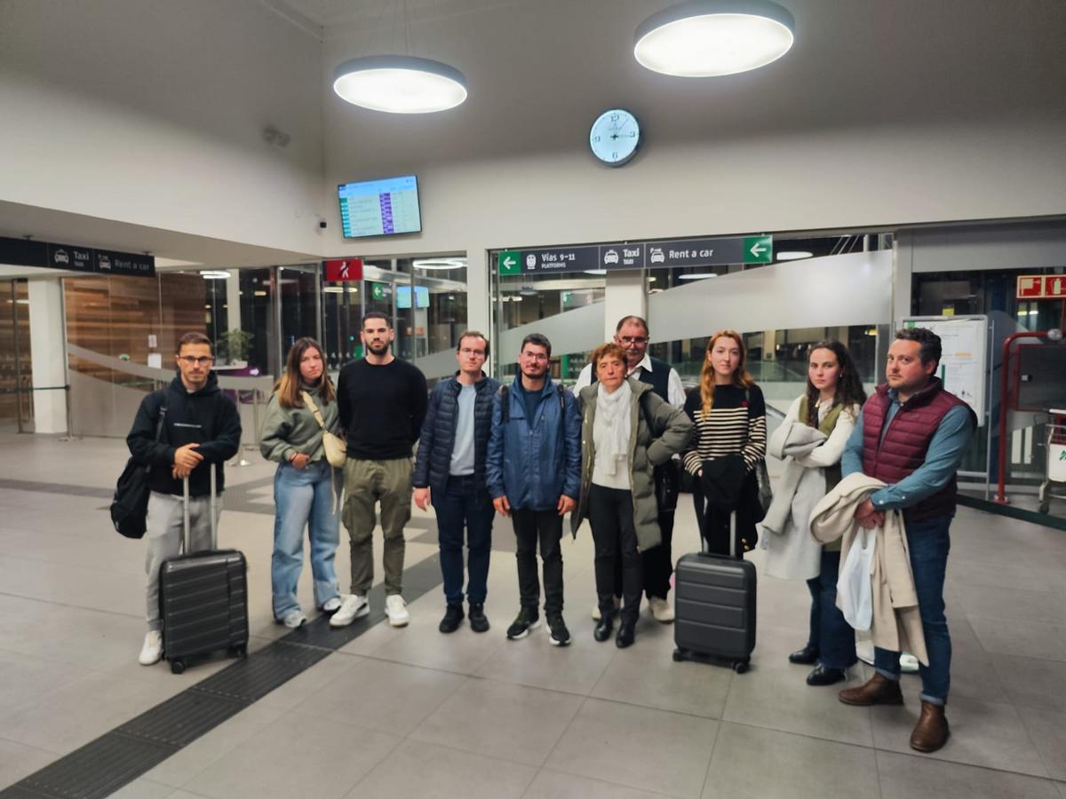 Pasajeros asturianos, cansados e indignados, en la estación de León esperando el autobús prometido.
