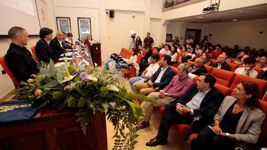 Acto de entrega de los galardones del CSIC con representantes del Gobierno de Canarias, el Cabildo de Tenerife y CaixaBank, y los premiados.