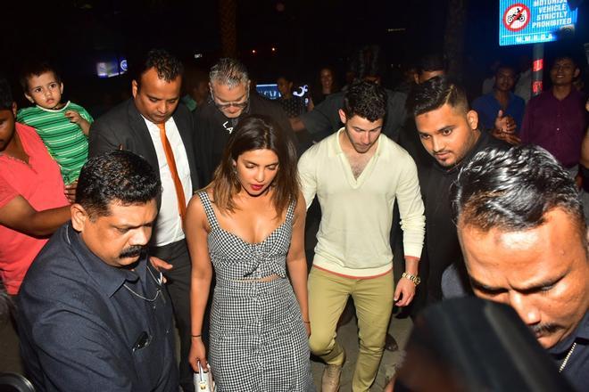 Nick Jonas y Priyanka Chopra disfrutan de una noche romántica en Bombay