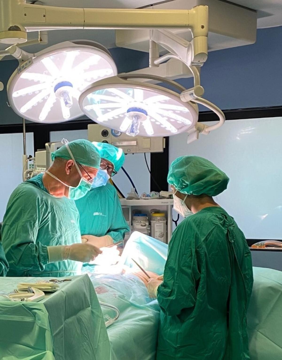 El doctor Fuster, jefe de la Unidad de Mama, durante una intervención.