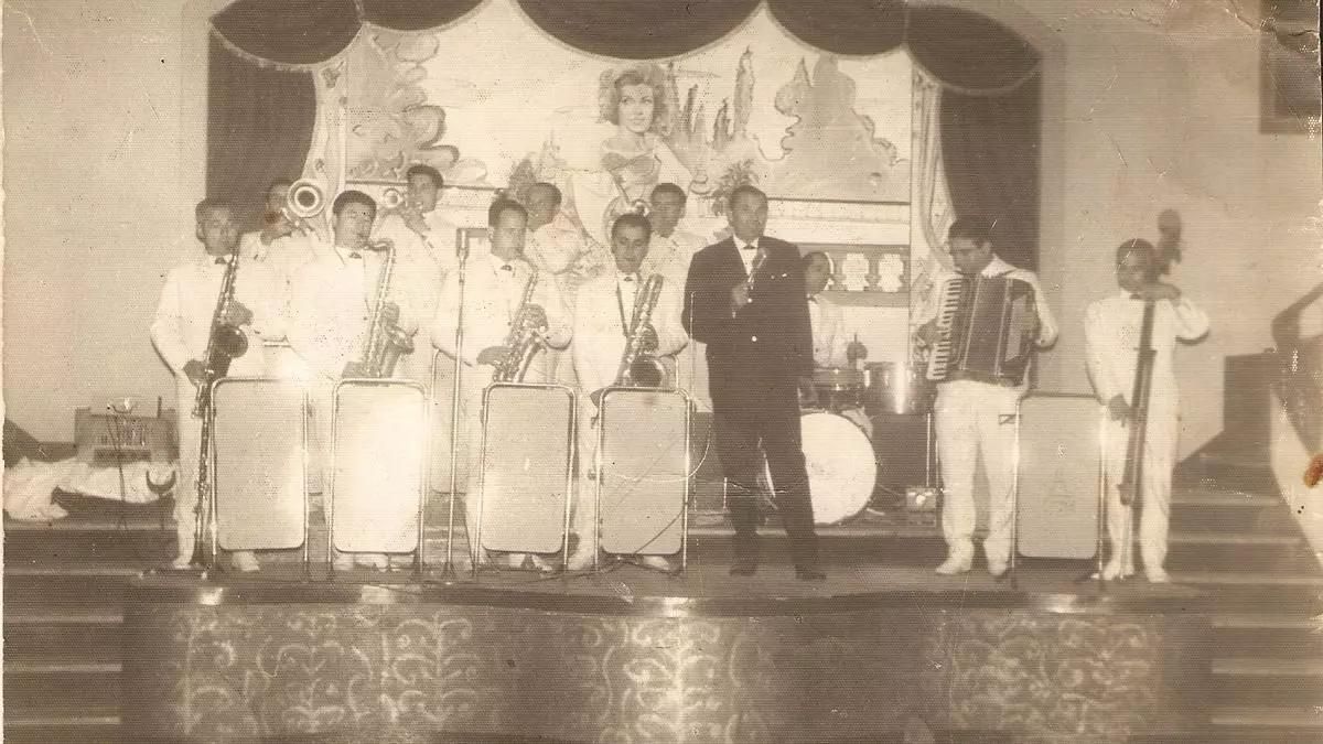 Los fundadores de la orquesta París de Noia, con Joaquín García (el acordeonista) y Constantino Pego, al frente, en los años 60.