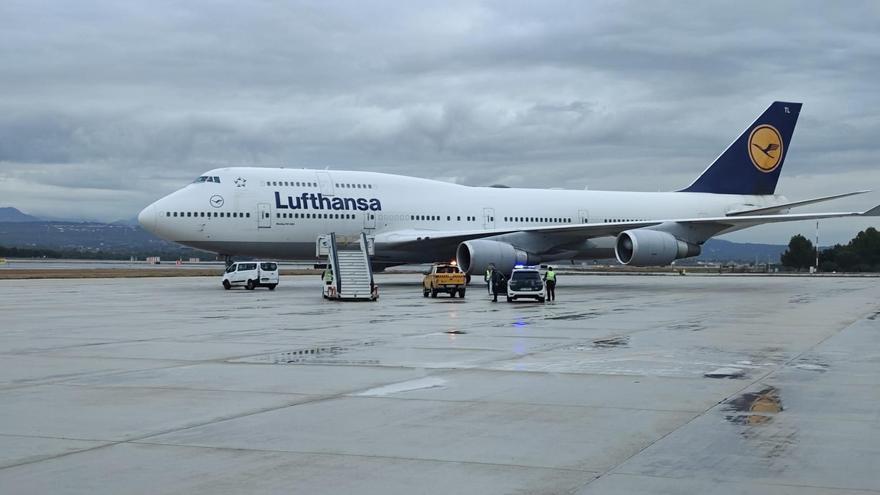 Aterrizaje de emergencia en Baleares: un pasajero le pone una vía en el cuello a una mujer en pleno vuelo