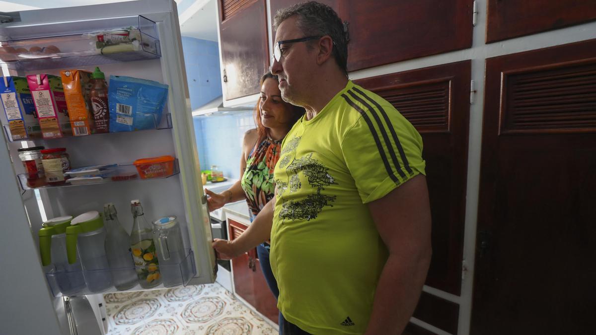 Vicente y Bina en la cocina de la vivienda asistida para personas con trastorno mental grave.