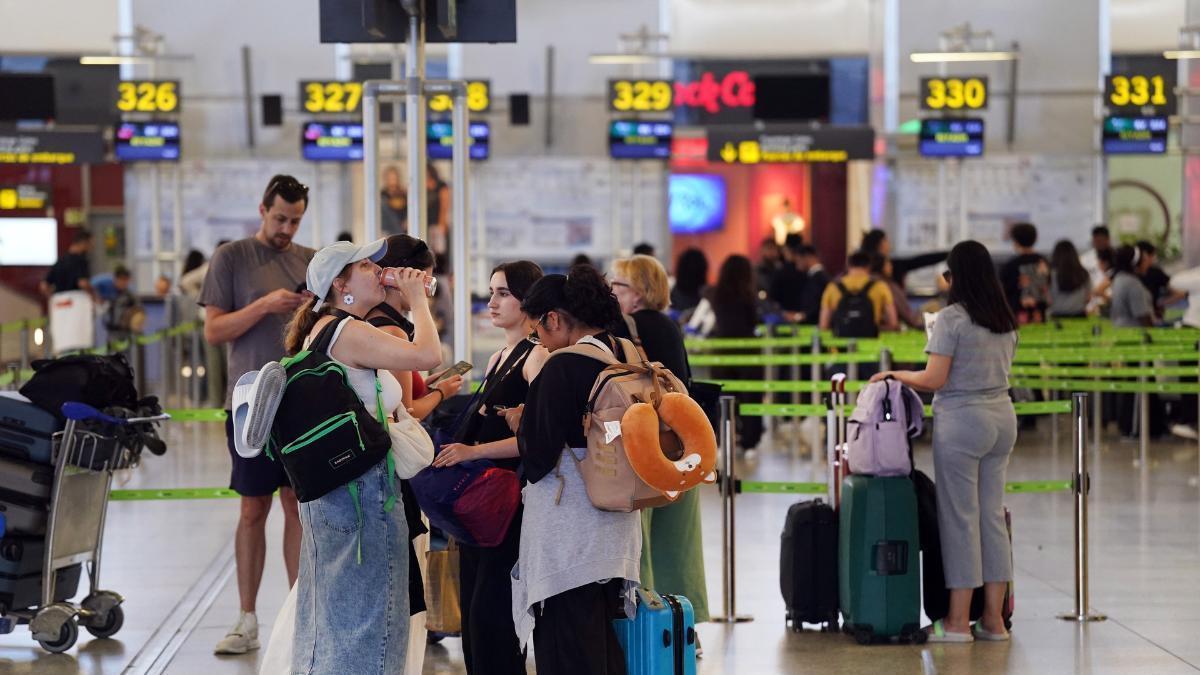 Varios turistas esperan su avión en el aeropuerto, en una imagen de achivo.