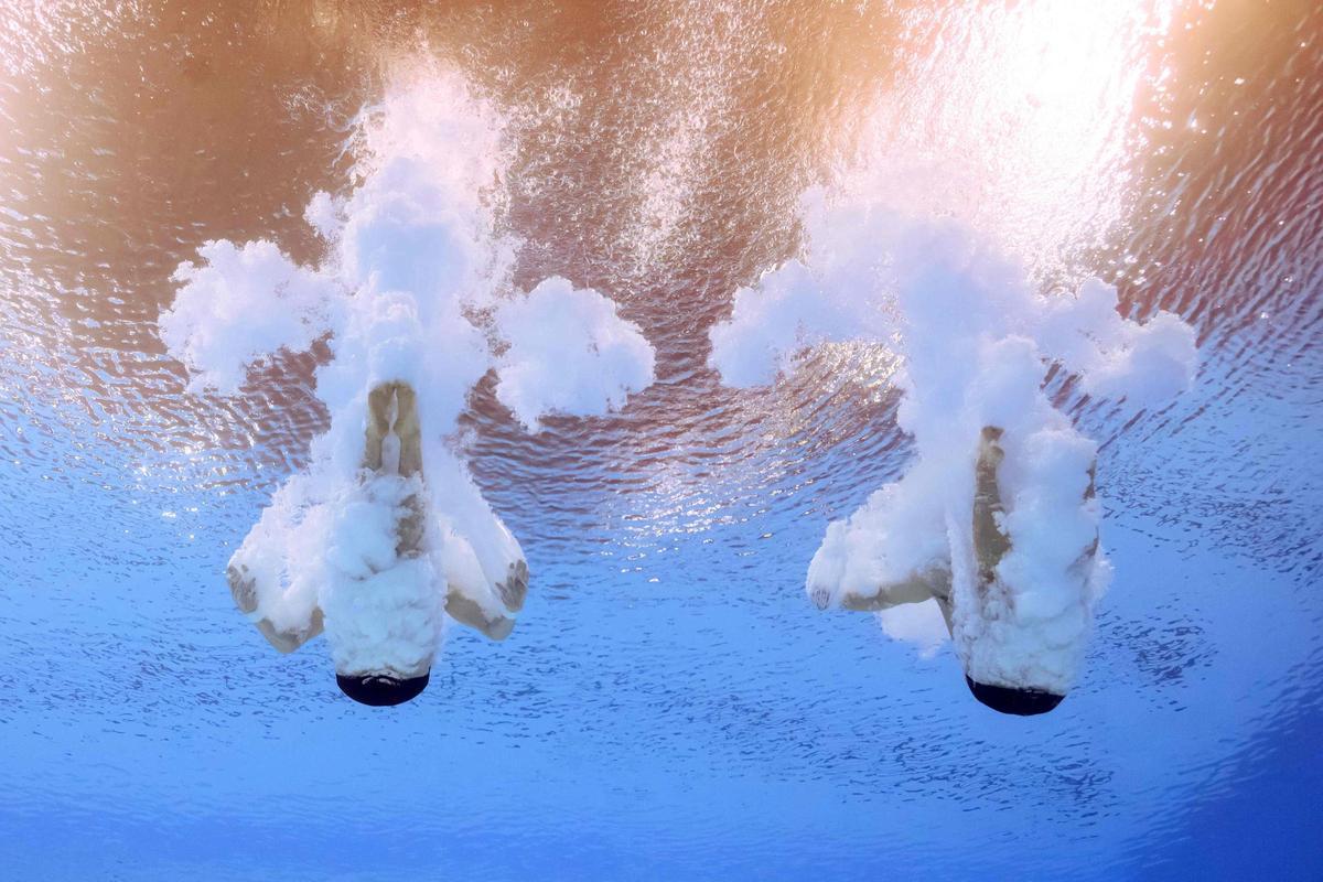 Vista submarina de la final de saltos sincronizados desde la plataforma de 10 m masculinos en los Juegos Olímpicos de París 2024 en el Centro Acuático de Saint-Denis