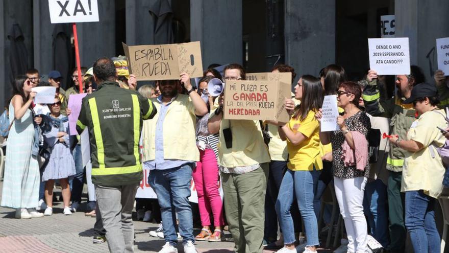 Protesta de opositores, ayer, ante el Parlamento.  | // XOÁN ÁLVAREZ