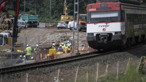 Obras junto a la vía ferroviaria en la localidad cántabra de Parbayón.