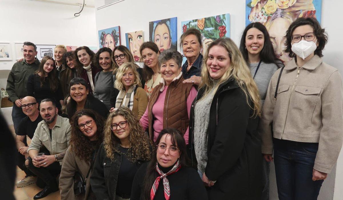 Alumnas de todas las edades participaron en la exposición colectiva de la Academia.