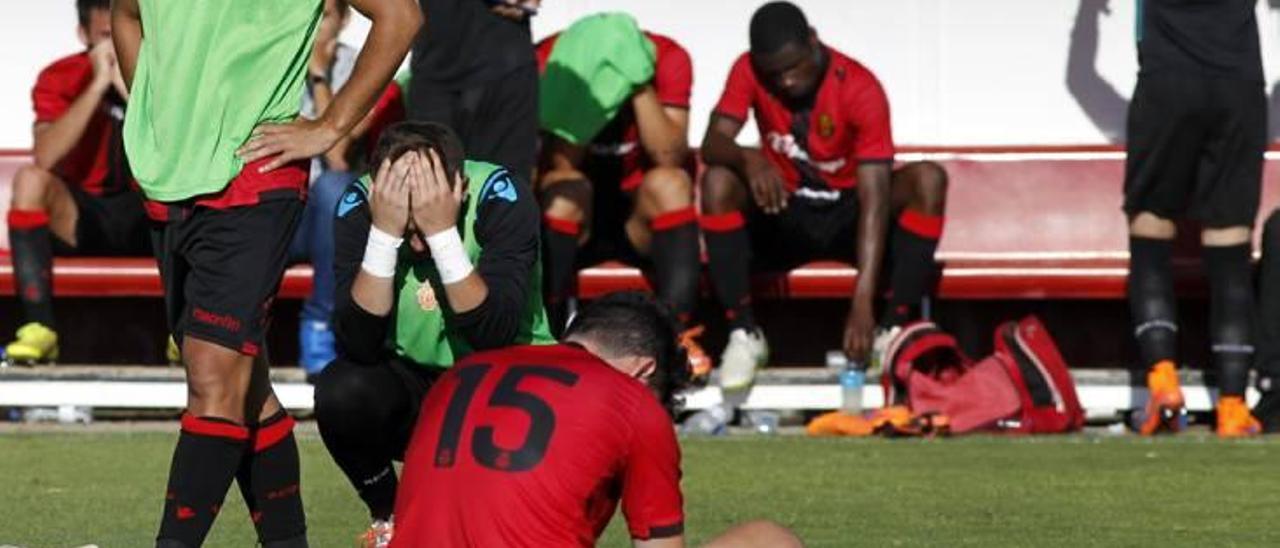 Los jugadores del filial, desolados después de consumarse el descenso.