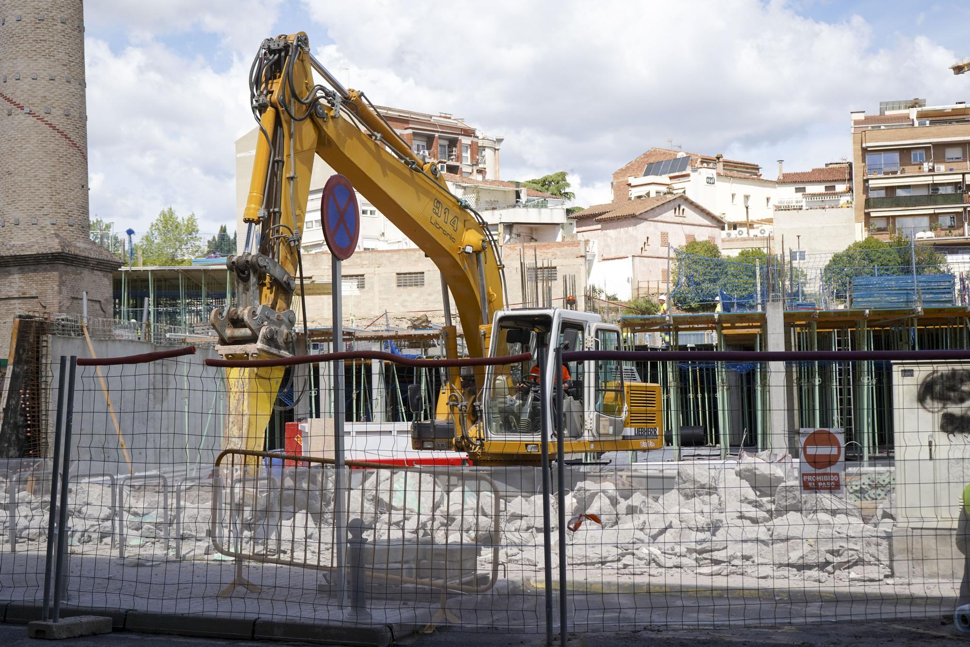 Les obres del nou conjunt residencial de la Nova Alcoholera han quedat a la vista de tothom un cop s’ha enderrocat el mur del carrer Sant Antoni Maria Claret.