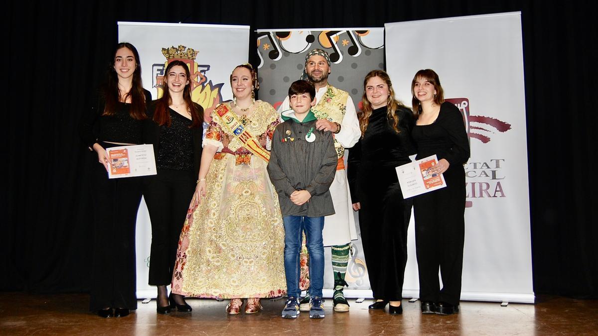 Las ganadoras del concurso con los representantes de la falla El Mercat.