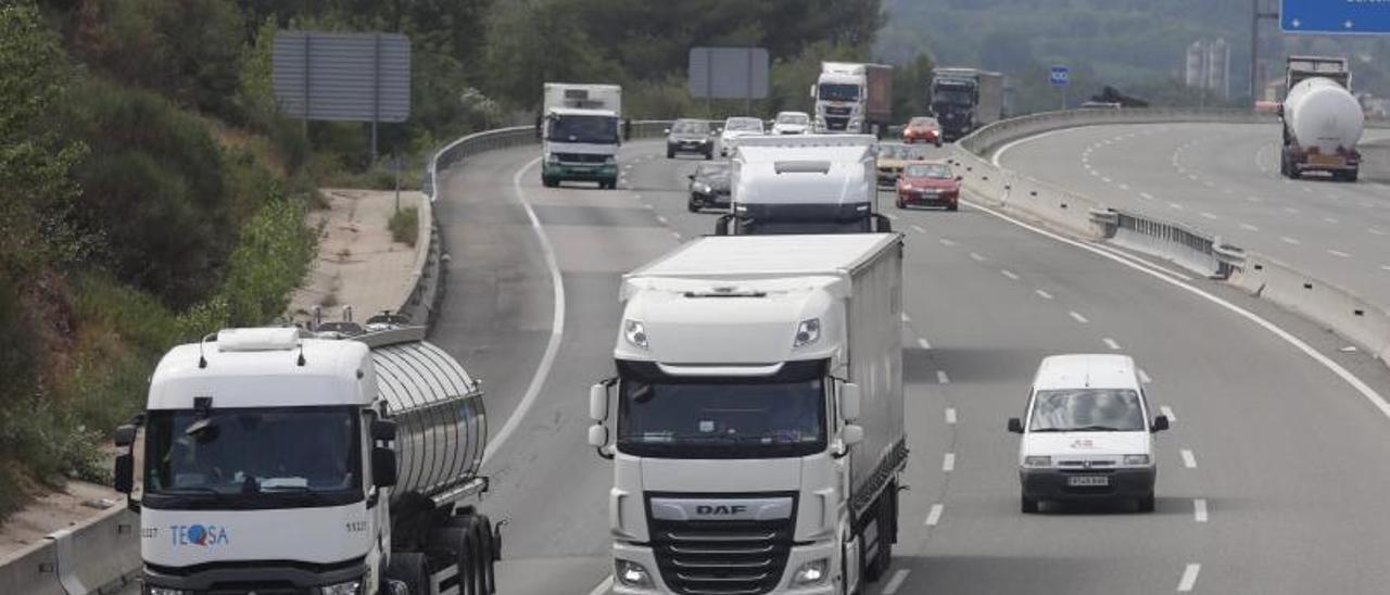 Camiones en circulación por una autopista española. |   // ANIOL RESCLOSA
