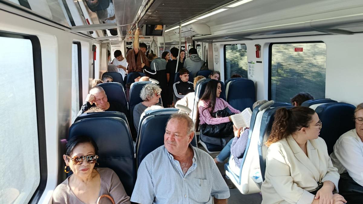Pasajeros en el interior del tren en un trayecto entre Manacor y Palma.