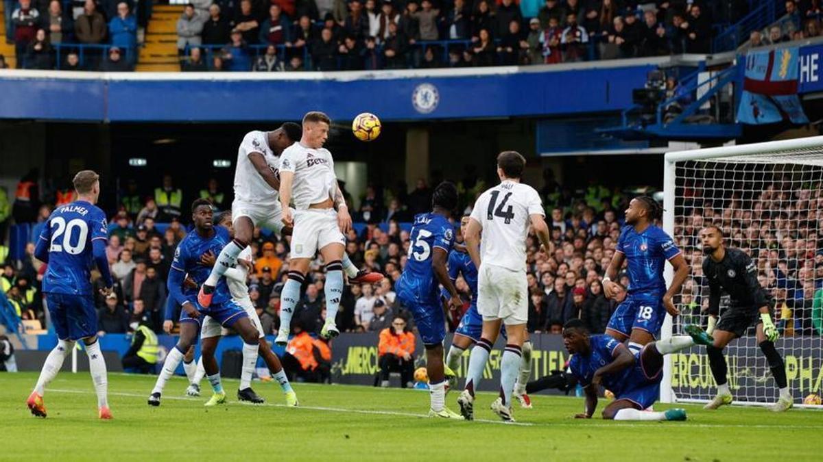 Ross Barkley, del Aston Villa, cabecea un saque de córner ante el Chelsea en un partido de la Premier.