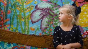 Niña ante un muro de colores