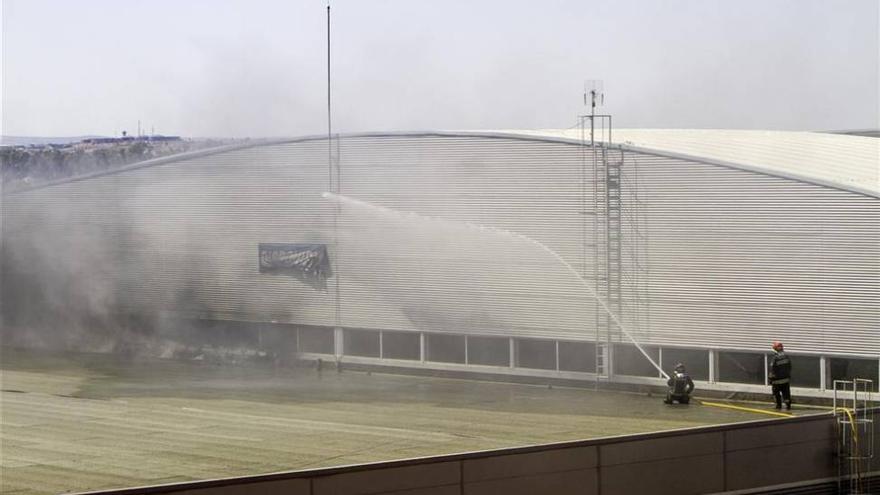 Un incendio intencionado afecta a la gran nave del cash &amp; carry en Badajoz