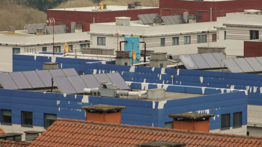 Las placas solares proliferan en los tejados compostelanos como se ve en la imagen, tomada en la zona del Castiñeiriño / jesús prieto