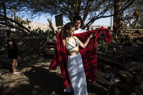 Un fotógrafo y una modelo trabajan bajo el agua en una sesión fotográfica de moda