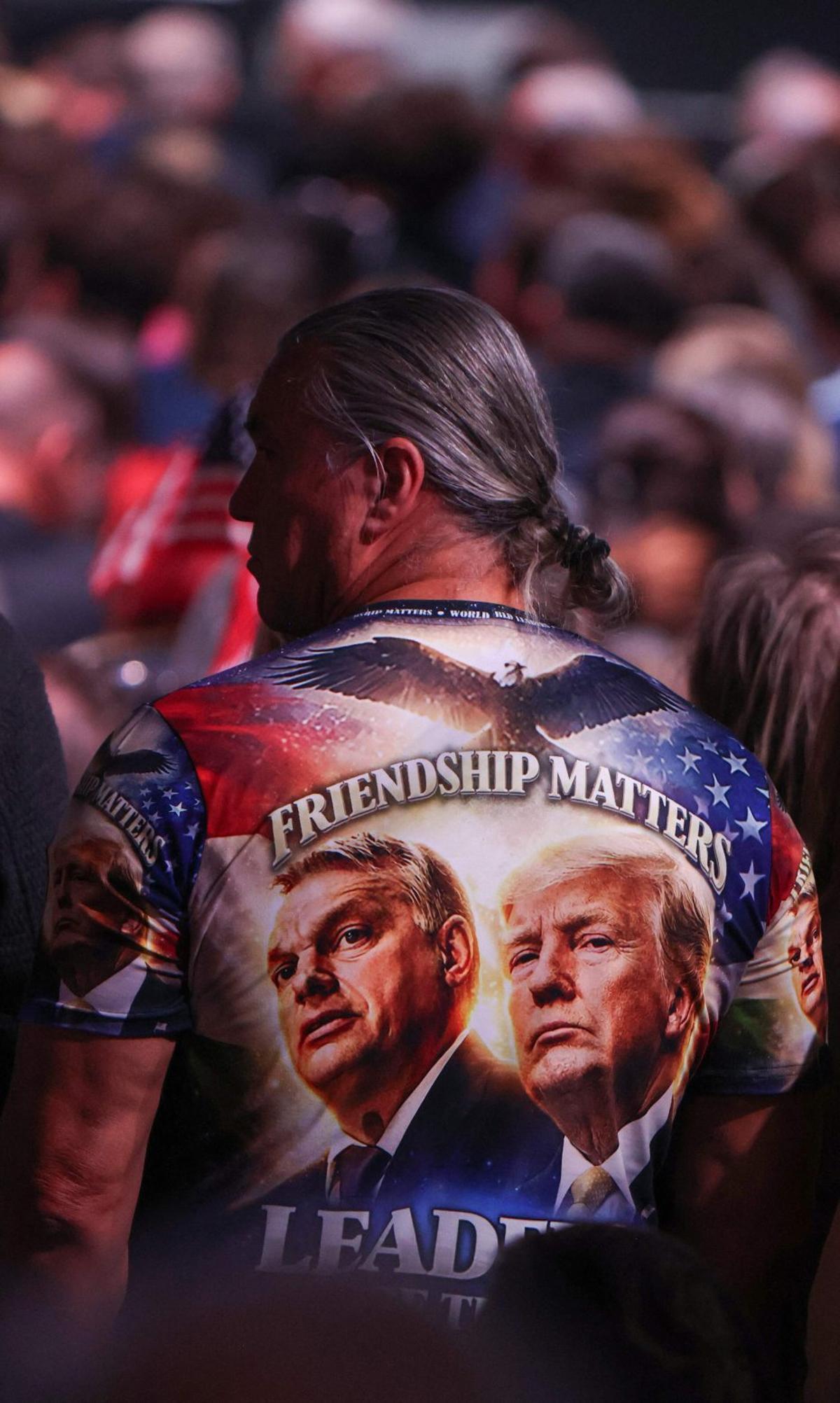 Un home vesteix una samarreta amb les cares de Viktor Orbán i Donald Trump, en un acte del líder hongarès amb J. D. Vance, dimarts. | PETER KOHALMI / AFP