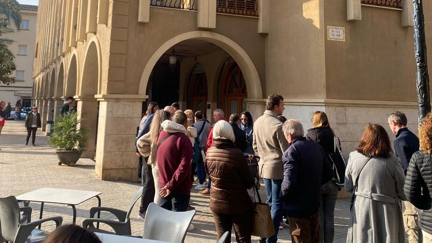 Colas en Paiporta para sacar la tarjeta de transporte