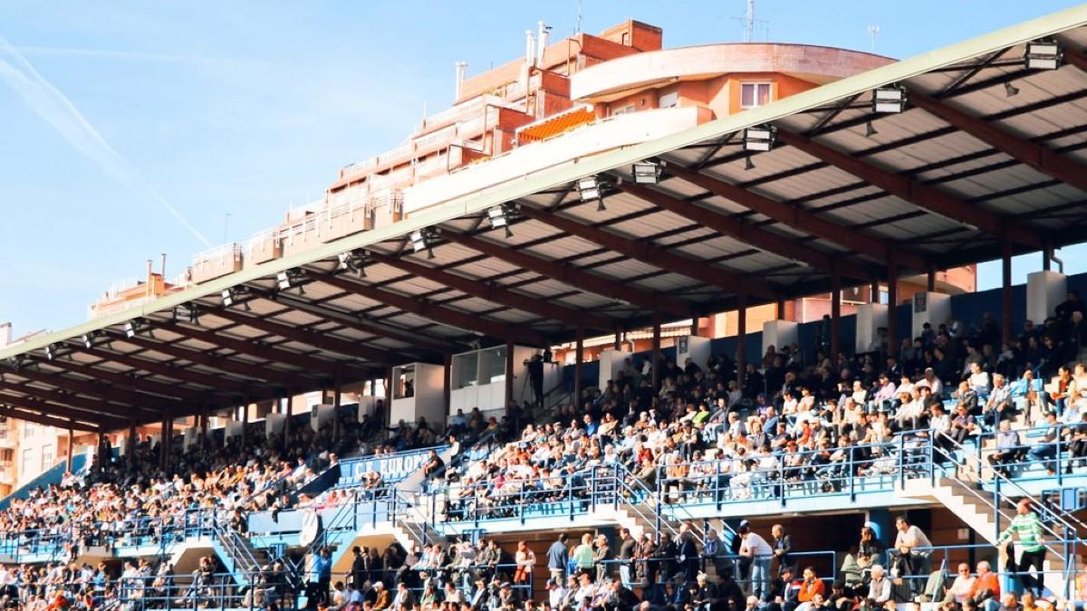 La grada del Nou Sardenya, repleta