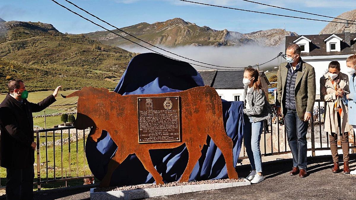 La Princesa de Asturias descubre la placa conmemorativa del premio en presencia del resto de la Familia Real y del presidente Barbón. | Casa del Rey