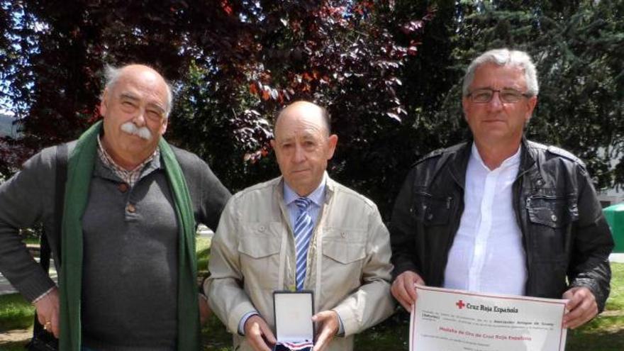 Claudio Menéndez, Manolo Tarralva y Plácido Fernández, en Grado, con la medalla y el diploma otorgados a su asociación por la Cruz Roja.
