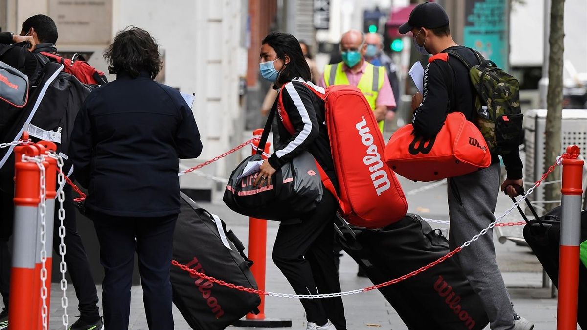 Tenistas a su llegada a su hotel de Melbourne.