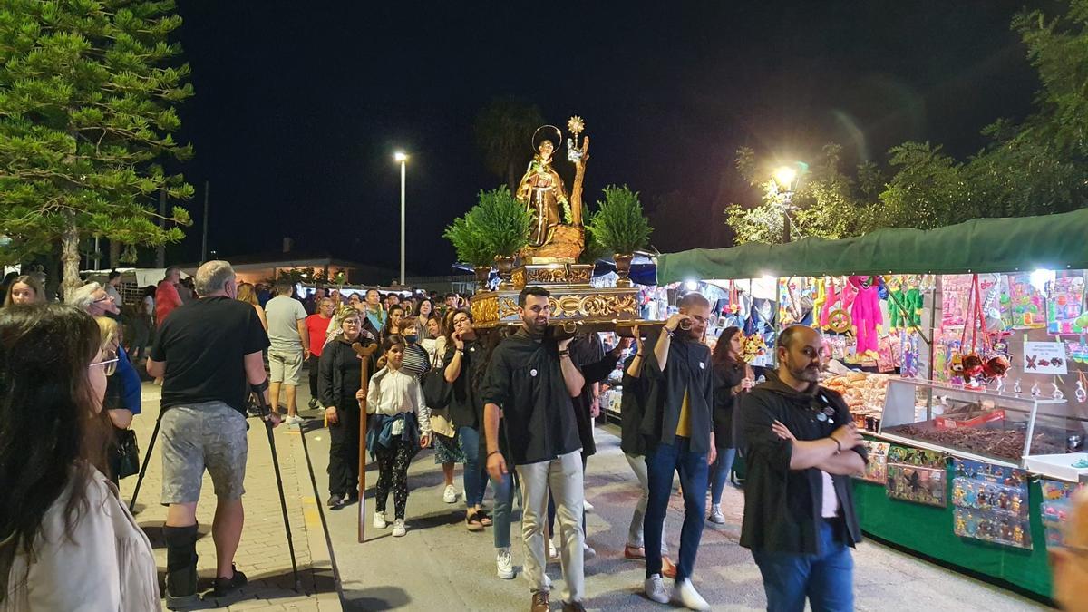 La imagen del santo durante el emotivo traslado en la noche del pasado lunes.