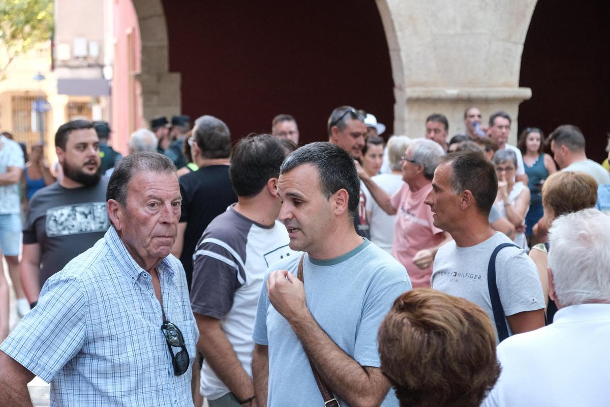 Concentración en apoyo al alcalde de Aspe