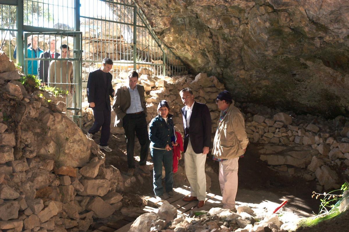 24/10/2003 - ARES - FOTO HEREDIO - Excavaciones arqueologicas. Hallan un cuerpo de 9.000 a?os en la Cova Fosca. El conseller de Educacion, Cultura, Educacion y Deporte, Esteban Gonzalez Pons. Las excavaciones estan dirigidas por Carmen Olaria, catedratica de prehistoria de la Universitat Jaume I