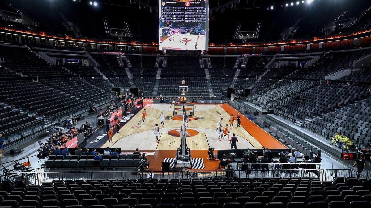 Partido de la Euroliga entre el Valencia Basket y el Hapoel Tel Aviv, con las gradas vacías.